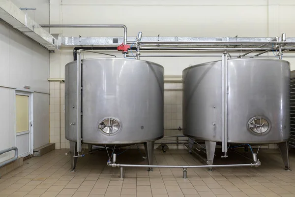 Stainless steel barrels and tanks and other containers for liquids in the food industry. Industrial production of alcoholic or soft drinks.