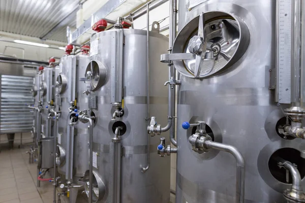 Gıda endüstrisindeki sıvılar için paslanmaz çelik variller, tanklar ve diğer konteynerler. Endüstriyel alkol veya meşrubat üretimi.