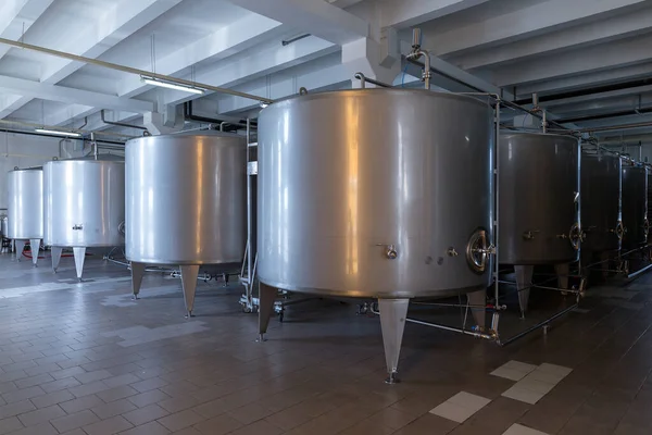 Gıda endüstrisindeki sıvılar için paslanmaz çelik variller, tanklar ve diğer konteynerler. Endüstriyel alkol veya meşrubat üretimi.