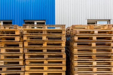 Forklift için bir palet yığını. Ürünlerin sanayi tesislerinde ambalaj ve taşımacılığı.