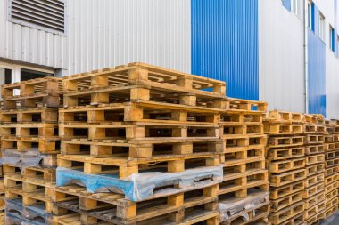 Forklift için bir palet yığını. Ürünlerin sanayi tesislerinde ambalaj ve taşımacılığı.
