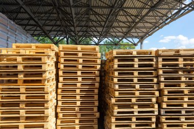 Forklift için bir palet yığını. Ürünlerin sanayi tesislerinde ambalaj ve taşımacılığı.