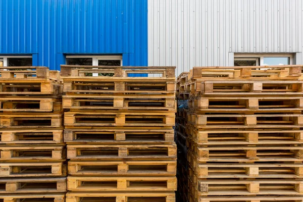 Apilado Una Plataforma Para Montacargas Embalaje Transporte Productos Instalaciones Industriales —  Fotos de Stock