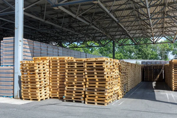 Het Stapelen Van Pallets Voor Vorkheftrucks Verpakking Vervoer Van Producten — Stockfoto