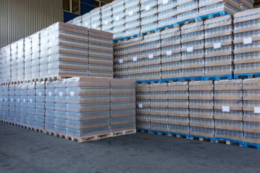 Endüstriyel tesisteki açık hava deposu ve bitmiş ürünlerin taşınması. Alkollü ya da alkolsüz içecekler için temiz bir bardak ve forklift için konserve kavanozları..