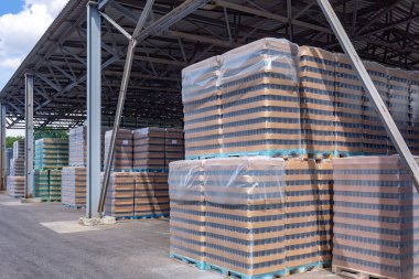 Endüstriyel tesisteki açık hava deposu ve bitmiş ürünlerin taşınması. Alkollü ya da alkolsüz içecekler için temiz bir bardak ve forklift için konserve kavanozları..