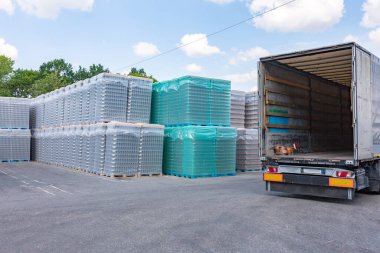 Endüstriyel tesisteki açık hava deposu ve bitmiş ürünlerin taşınması. Alkollü ya da alkolsüz içecekler için temiz bir bardak ve forklift için konserve kavanozları..