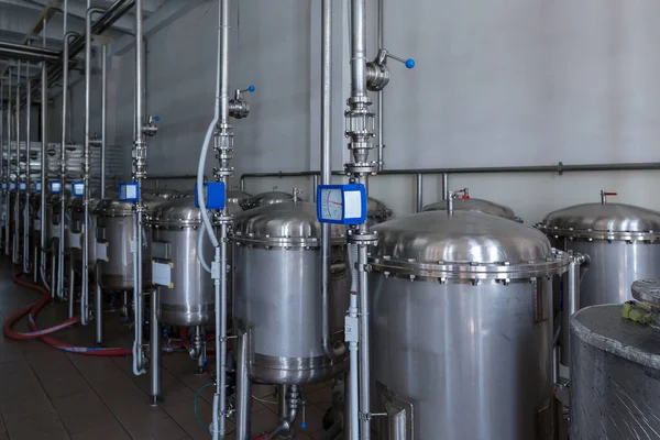 不锈钢容器 过滤器充满高质量的颗粒活性碳 酒类或软饮料生产食品工业设施液体过滤工艺 — 图库照片