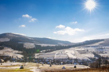 Güneşli bir havada dağlarda karla kaplı muhteşem panoramik kış manzarası. Transcarpathia 'daki Ukrayna Karpatları' nın bir parçası, Latirka köyü..