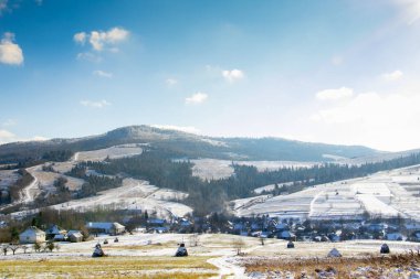 Güneşli bir havada dağlarda karla kaplı muhteşem panoramik kış manzarası. Transcarpathia 'daki Ukrayna Karpatları' nın bir parçası, Latirka köyü..