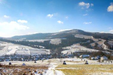Güneşli bir havada dağlarda karla kaplı muhteşem panoramik kış manzarası. Transcarpathia 'daki Ukrayna Karpatları' nın bir parçası, Latirka köyü..
