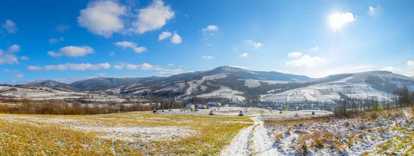Magnífico Paisaje Invernal Cubierto Nieve Las Montañas Sol Parte Los —  Fotos de Stock