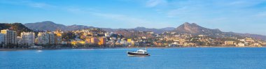 Yumuşak akşam güneşinde Malagueta plajının (Playa la Malagueta) nefes kesici romantik yaz panoramik manzarası. Costa del Sol. Malaga. Endülüs. İspanya.