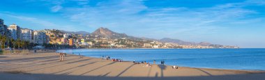 Yumuşak akşam güneşinde Malagueta plajının (Playa la Malagueta) nefes kesici romantik yaz panoramik manzarası. Costa del Sol. Malaga. Endülüs. İspanya.
