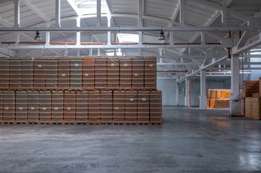Endüstriyel gıda endüstrisindeki depolama ve taşıma. Alkollü ya da alkolsüz içecekler için temiz bir bardak ve forklift için konserve kavanozları..