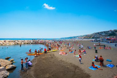 Napoli, İtalya - 27 Mayıs Akdeniz kıyısında yaz günü. Francesco Caracciolo Meydanı 'ndaki Mappatella Sahili' nde insanlar rahatlar, güneşlenir ve yüzerler. 27 Mayıs 2012. Napoli, Campania, İtalya.