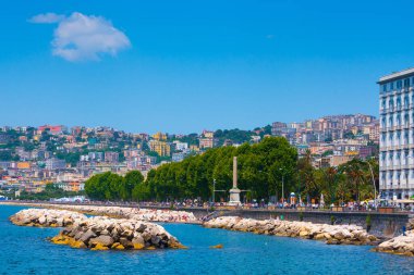 Napoli, İtalya - 27 Mayıs Akdeniz kıyısında yaz günü. Francesco Caracciolo Meydanı 'ndaki Mappatella Sahili' nde insanlar rahatlar, güneşlenir ve yüzerler. 27 Mayıs 2012. Napoli, Campania, İtalya.