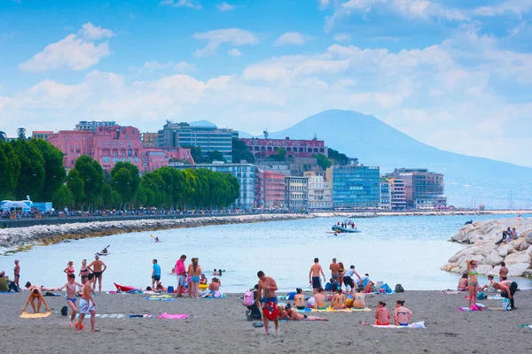 이탈리아 나폴리 지중해 연안의 여름날 사람들은 프란체스코 Francesco Caracciolo 콰이에 — 스톡 사진