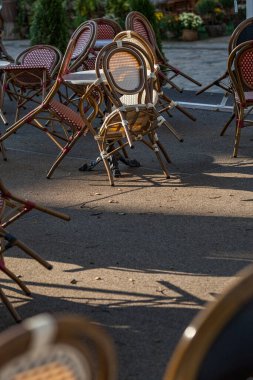 Şehir merkezindeki tarihi bir restoranda ya da kafede boş bir yaz mevsimi kapatılırken kapatılır. Ziyaretçisi olmayan masa ve sandalyeler. Bir salgın sırasında HoReCa 'da zor zamanlar iş.