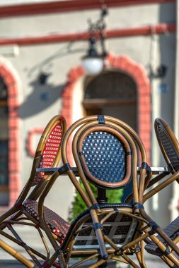 Şehir merkezindeki tarihi bir restoranda ya da kafede boş bir yaz mevsimi kapatılırken kapatılır. Ziyaretçisi olmayan masa ve sandalyeler. Bir salgın sırasında HoReCa 'da zor zamanlar iş.