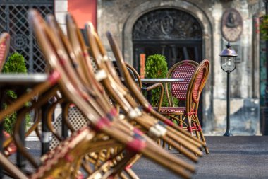 Şehir merkezindeki tarihi bir restoranda ya da kafede boş bir yaz mevsimi kapatılırken kapatılır. Ziyaretçisi olmayan masa ve sandalyeler. Bir salgın sırasında HoReCa 'da zor zamanlar iş.