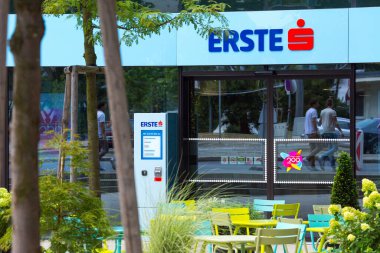 VİYANA, AUSTRIA - 02 Ağustos 2019 'da Avusturya' nın Viyana kentinde Erste Kampüsü 'nün ana tren istasyonu (Wien Hauptbahnhof) yakınlarındaki idari binalarının kompleksi.