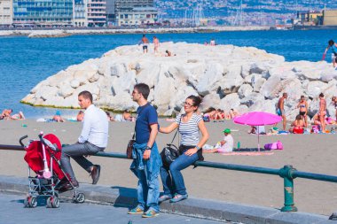 Napoli, İtalya - 27 Mayıs Akdeniz kıyısında yaz günü. Francesco Caracciolo Meydanı 'ndaki Mappatella Sahili' nde insanlar rahatlar, güneşlenir ve yüzerler. 27 Mayıs 2012. Napoli, Campania, İtalya.