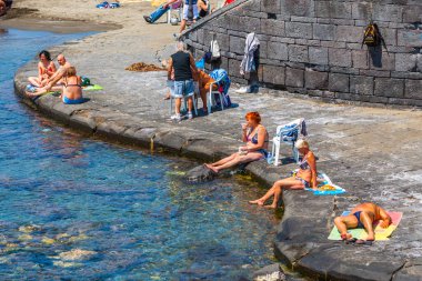 Napoli, İtalya - 27 Mayıs Akdeniz kıyısında yaz günü. Francesco Caracciolo Meydanı 'ndaki Mappatella Sahili' nde insanlar rahatlar, güneşlenir ve yüzerler. 27 Mayıs 2012. Napoli, Campania, İtalya.