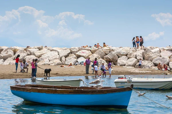 ナポリ イタリア 5月27日 地中海沿岸の夏の日 人々は フランチェスコ カラッチオーロを経由してQuayのMappatellaビーチでリラックスし 日光浴し 2012年5月27日 ナポリ — ストック写真