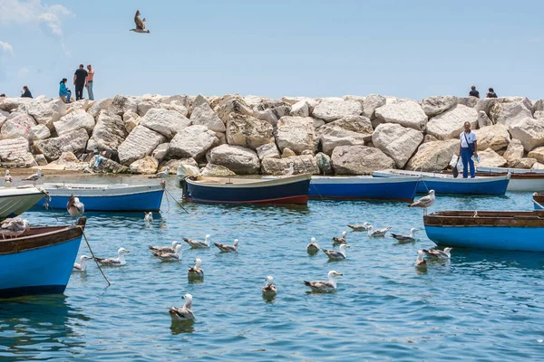 Nápoles Italia Mayo Día Verano Costa Mediterránea Gente Relaja Toma — Foto de Stock