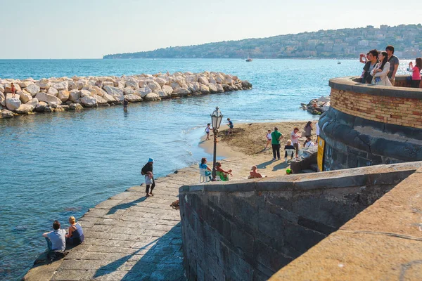 Νάπολη Ιταλία Μαΐου Καλοκαίρι Στις Ακτές Της Μεσογείου Άνθρωποι Χαλαρώνουν — Φωτογραφία Αρχείου