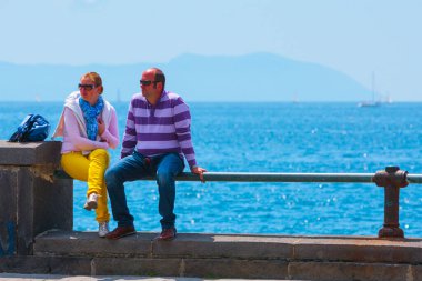 Napoli, İtalya - 27 Mayıs Akdeniz kıyısında yaz günü. İnsanlar rahatlar, yürürler, güneşlenirler ve deniz kenarındaki hayatın tadını çıkarırlar. 27 Mayıs 2012. Napoli, Campania, İtalya.