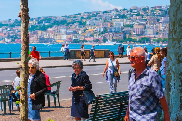 Nápoles Itália Maio Dia Verão Costa Mediterrânea Pessoas Relaxam Caminhando — Fotografia de Stock