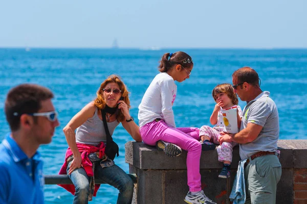 ナポリ イタリア 5月27日 地中海沿岸の夏の日 人々は散歩をリラックスし 日光浴をし 海辺での生活を楽しむだけです 2012年5月27日 ナポリ カンパニア — ストック写真