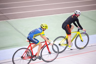 Kyiv, Ukrayna - 15 Mayıs 2021: Ukrayna 'nın çoklu şampiyonu ve SSCB Eugene Prysyazhenko' nun rehberliğinde Kyiv Bisiklet Pisti 'nde Keirin disiplini (pist bisikleti yarışı) eğitimi