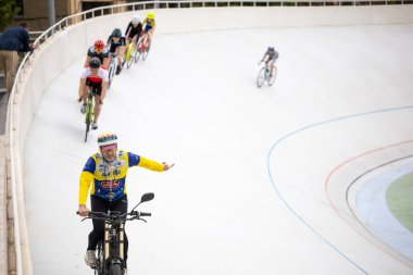 Kyiv, Ukrayna - 15 Mayıs 2021: Ukrayna 'nın çoklu şampiyonu ve SSCB Eugene Prysyazhenko' nun rehberliğinde Kyiv Bisiklet Pisti 'nde Keirin disiplini (pist bisikleti yarışı) eğitimi