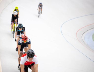 Kyiv, Ukrayna - 15 Mayıs 2021: Ukrayna 'nın çoklu şampiyonu ve SSCB Eugene Prysyazhenko' nun rehberliğinde Kyiv Bisiklet Pisti 'nde Keirin disiplini (pist bisikleti yarışı) eğitimi