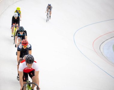 Kyiv, Ukrayna - 15 Mayıs 2021: Ukrayna 'nın çoklu şampiyonu ve SSCB Eugene Prysyazhenko' nun rehberliğinde Kyiv Bisiklet Pisti 'nde Keirin disiplini (pist bisikleti yarışı) eğitimi