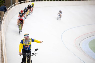 Kyiv, Ukrayna - 15 Mayıs 2021: Ukrayna 'nın çoklu şampiyonu ve SSCB Eugene Prysyazhenko' nun rehberliğinde Kyiv Bisiklet Pisti 'nde Keirin disiplini (pist bisikleti yarışı) eğitimi