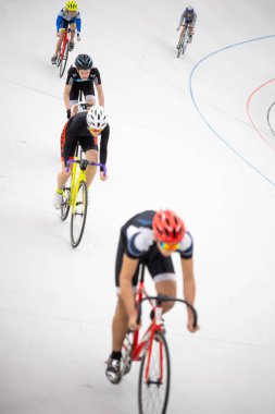 Kyiv, Ukrayna - 15 Mayıs 2021: Ukrayna 'nın çoklu şampiyonu ve SSCB Eugene Prysyazhenko' nun rehberliğinde Kyiv Bisiklet Pisti 'nde Keirin disiplini (pist bisikleti yarışı) eğitimi