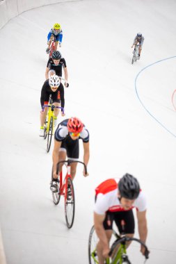 Kyiv, Ukrayna - 15 Mayıs 2021: Ukrayna 'nın çoklu şampiyonu ve SSCB Eugene Prysyazhenko' nun rehberliğinde Kyiv Bisiklet Pisti 'nde Keirin disiplini (pist bisikleti yarışı) eğitimi