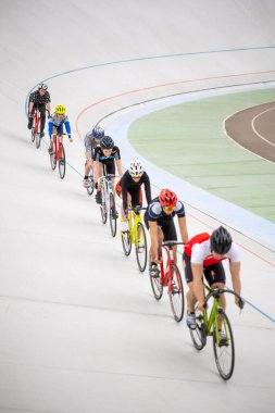 Kyiv, Ukrayna - 15 Mayıs 2021: Ukrayna 'nın çoklu şampiyonu ve SSCB Eugene Prysyazhenko' nun rehberliğinde Kyiv Bisiklet Pisti 'nde Keirin disiplini (pist bisikleti yarışı) eğitimi