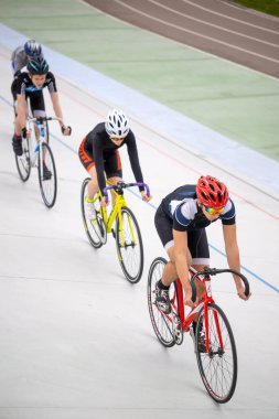 Kyiv, Ukrayna - 15 Mayıs 2021: Ukrayna 'nın çoklu şampiyonu ve SSCB Eugene Prysyazhenko' nun rehberliğinde Kyiv Bisiklet Pisti 'nde Keirin disiplini (pist bisikleti yarışı) eğitimi