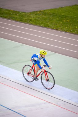 Kyiv, Ukrayna - 15 Mayıs 2021: Ukrayna 'nın çoklu şampiyonu ve SSCB Eugene Prysyazhenko' nun rehberliğinde Kyiv Bisiklet Pisti 'nde Keirin disiplini (pist bisikleti yarışı) eğitimi