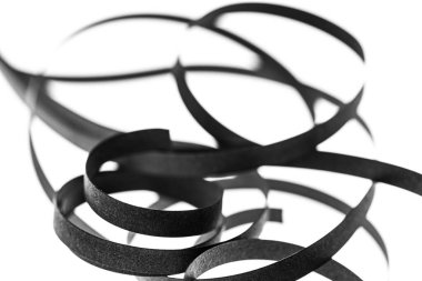 Kıvrımlı siyah bir kurdele. Soyut sanatsal kalıplar. Tasarım konsepti. İç tasarım ofisi için çözümleri hazırlayın. Makro mercek 1: 1 'i yakın çekim. Tek renkli resim.