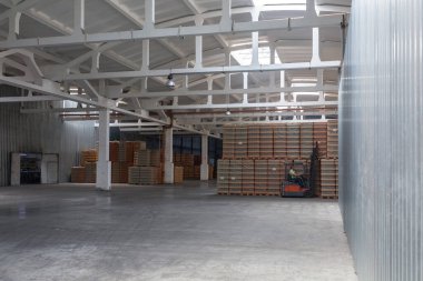 Endüstriyel gıda endüstrisindeki depolama ve taşıma. Alkollü ya da alkolsüz içecekler için temiz bir bardak ve forklift için konserve kavanozları..