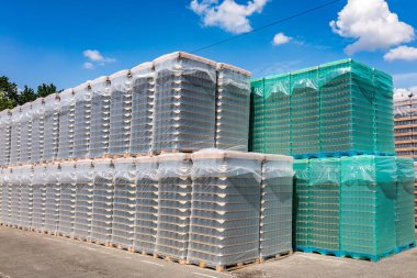 Endüstriyel tesisteki açık hava deposu ve bitmiş ürünlerin taşınması. Alkollü ya da alkolsüz içecekler için temiz bir bardak ve forklift için konserve kavanozları..