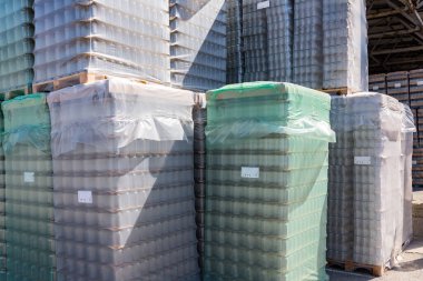 Endüstriyel tesisteki açık hava deposu ve bitmiş ürünlerin taşınması. Alkollü ya da alkolsüz içecekler için temiz bir bardak ve forklift için konserve kavanozları..