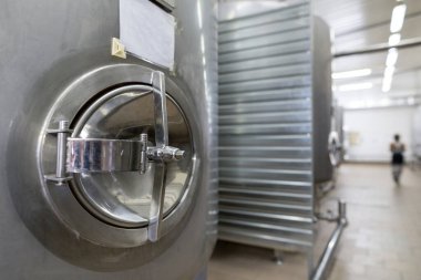 Gıda endüstrisindeki sıvılar için paslanmaz çelik variller, tanklar ve diğer konteynerler. Endüstriyel alkol veya meşrubat üretimi.