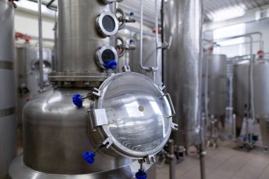 Gıda endüstrisindeki sıvılar için paslanmaz çelik variller, tanklar ve diğer konteynerler. Endüstriyel alkol veya meşrubat üretimi.